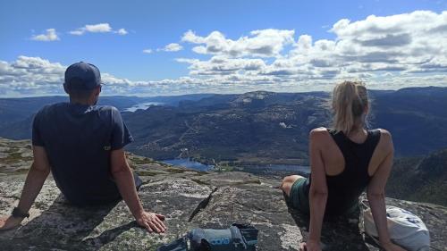 a man and a woman sitting on top of a mountain at Ferienhaus in Vrådal Norwegen in Vradal