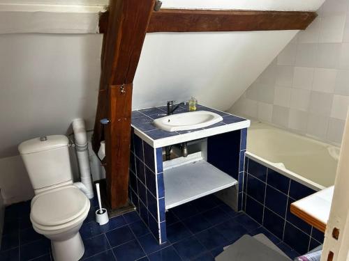 Un baño con lavabo, inodoro y bañera. en Secret Escape, en Gardefort