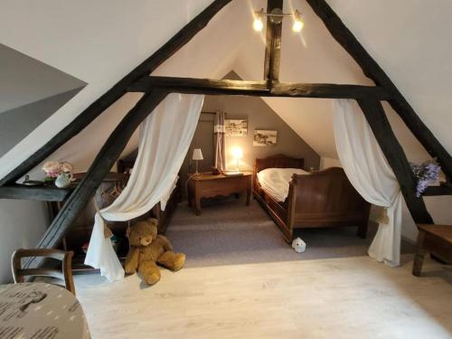 1 dormitorio con 1 cama y 1 osito de peluche en Secret Escape, en Gardefort