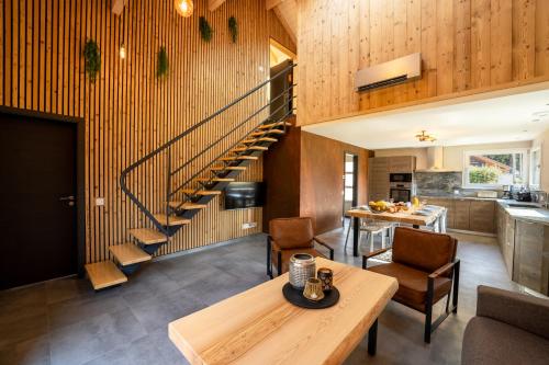 cocina y sala de estar con escalera de caracol en Chalet némésia avec spa à Gérardmer, en Gérardmer