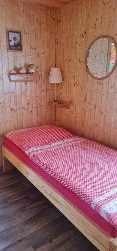 Una cama o camas en una habitación de Chaloupka U Matušků
