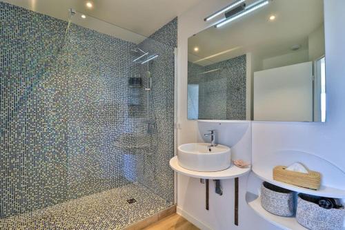 Salle de bains dans l'établissement Villa DADOU