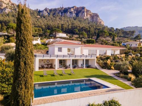 une villa avec piscine et une maison dans l'établissement Villa DADOU, à Cassis