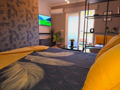 una camera con 2 letti e una TV a parete di Like at home Tenerife x 5 a San Miguel de Abona