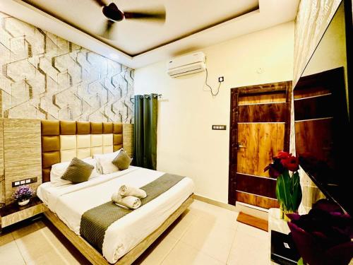 Postel nebo postele na pokoji v ubytování Hotel Sky International- Airport Zone Hyderabad