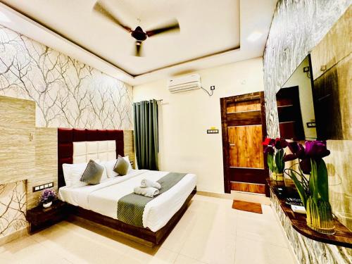 Postel nebo postele na pokoji v ubytování Hotel Sky International- Airport Zone Hyderabad