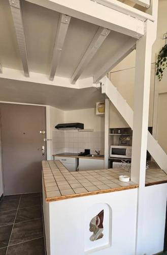 - une cuisine avec un comptoir dans une pièce dans l'établissement Centre ville vue St Clair, à Sète