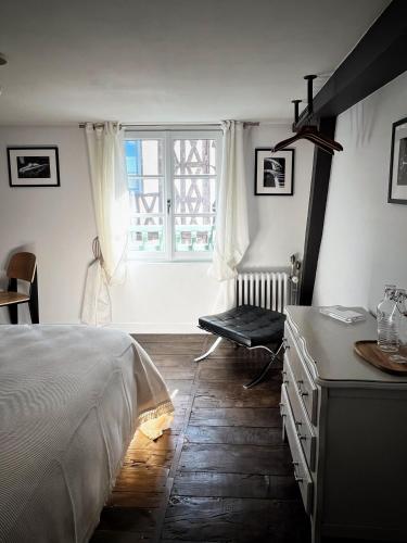 a bedroom with a bed and a window at Maison d'hôte Les Allois in Limoges
