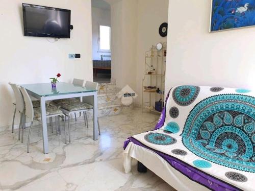 Televisyen dan/atau pusat hiburan di Appartamento 50 mt mare con parcheggio riservato