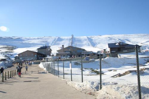 ベハルにあるEstudios Sierra De Franciaの雪山を歩く人々