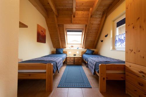 two beds in a small room in a cabin at Ferienhaus "Moby Dick" Mellumplate 44 in Dorum Neufeld