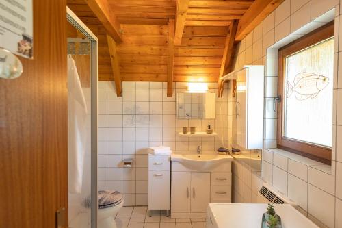 Koupelna v ubytování Ferienhaus Opi Huck Stroot 41