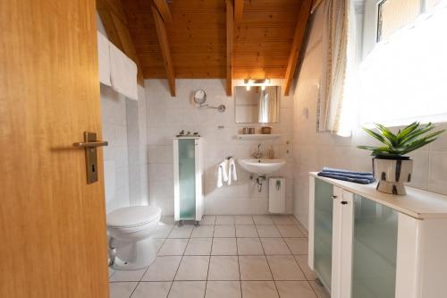 a bathroom with a toilet and a sink at Ferienhaus "Nanni" Wittsand 04 in Dorum-Neufeld