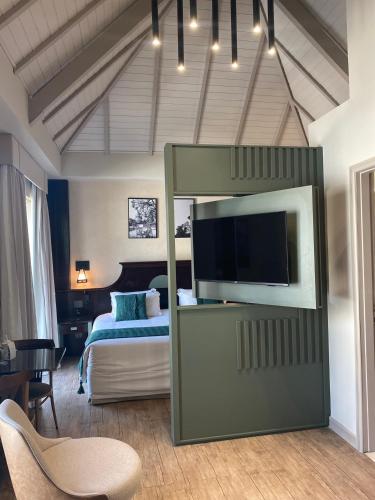 a bedroom with a bed and a flat screen tv at Transamerica Executive Curitiba Batel in Curitiba