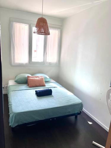 - une petite chambre avec un lit et un oreiller dans l'établissement T3 Joliette près des terrasses du port, à Marseille