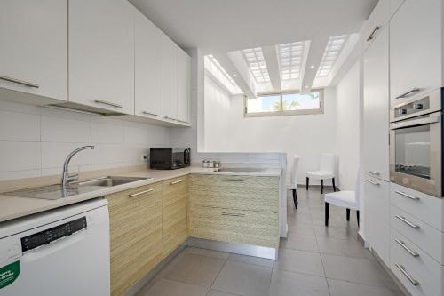 Villa Caterina, Luxury Villa with Heated Pool Ocean View in Adeje, Tenerife