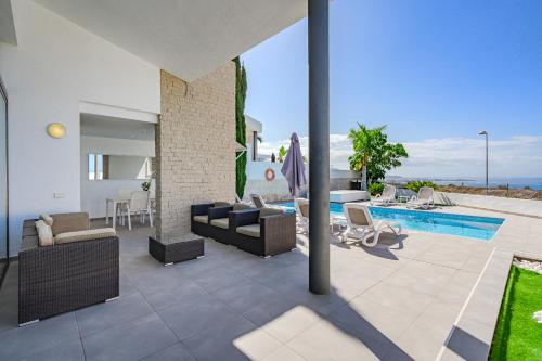 Villa Caterina, Luxury Villa with Heated Pool Ocean View in Adeje, Tenerife