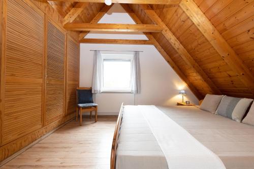 a bedroom with a large bed and a window at Ferienhaus Vogelsand 08 in Dorum-Neufeld