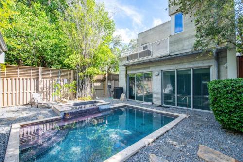 キーウェストにあるContra House -Luxury Home With Poolの家の裏庭にあるプール