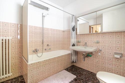 Koupelna v ubytování Villa con Piscina privata a 100m dal Lago