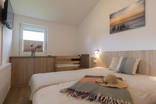 Ένα ή περισσότερα κρεβάτια σε δωμάτιο στο Ferienhaus "Wattkrabbe" Mellumplate 09