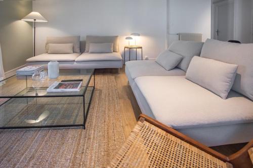 un salon avec deux canapés et une table basse dans l'établissement Appartement entier - Centre historique, à Angoulême