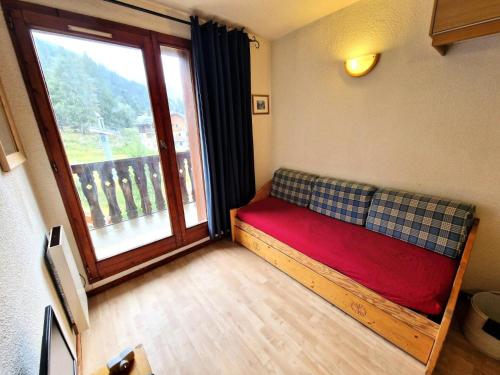 un salon avec un canapé et une grande fenêtre dans l'établissement Chalet Club - Studio 17m² 2/3 persons, vue piste MAE-2982, à Modane