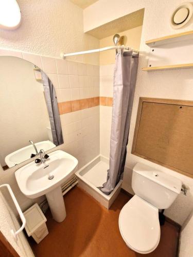 une salle de bain avec des toilettes blanches et un lavabo dans l'établissement Chalet Club - Studio 17m² 2/3 persons, vue piste MAE-2982, à Modane