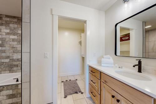 Ένα μπάνιο στο Bluegrass Cabin