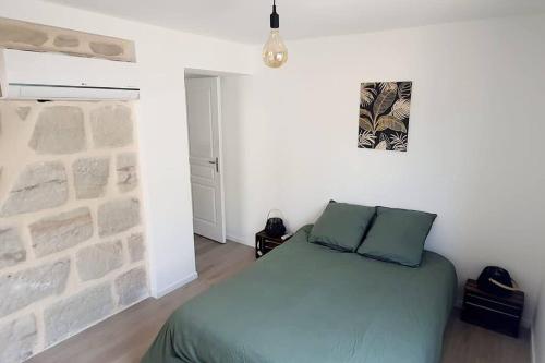 Ένα ή περισσότερα κρεβάτια σε δωμάτιο στο jolis logements brivistes 5