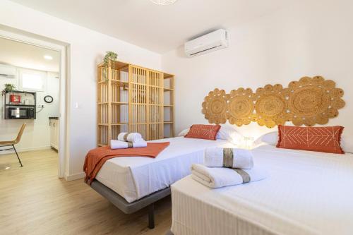 - une chambre avec 2 lits et une table dans l'établissement AdEva Céntrico 3 Habitaciones, à Jerez de la Frontera