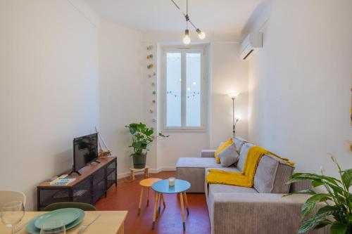 un salon avec un canapé et une télévision dans l'établissement Appartement avec terrasse authentique à Marseille, à Marseille