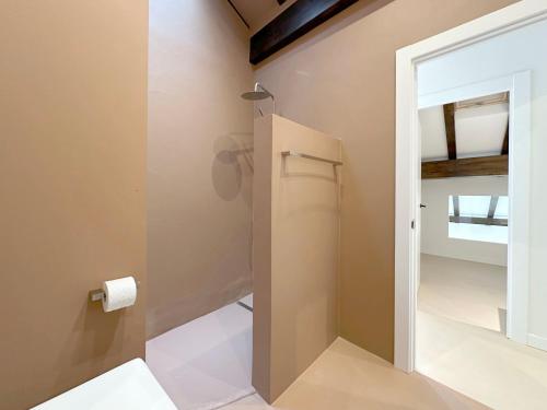 a bathroom with a toilet and a mirror at Duplex con vistas a Santa María in Castro-Urdiales