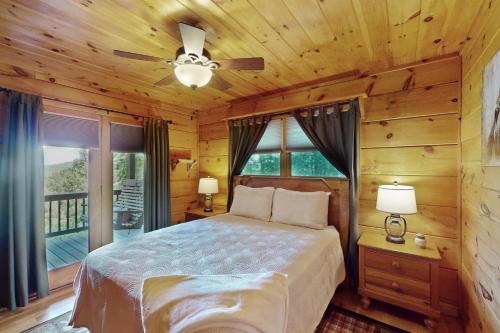 Un pat sau paturi într-o cameră la Timber Ridge Retreat