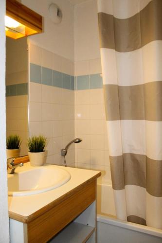 une salle de bain avec un lavabo et une douche dans l'établissement Les Chalets De Superd Heliantheme - 2 Pièces pour 4 Personnes MAE-8704, à Saint-Étienne-en-Dévoluy