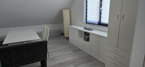 Η κουζίνα ή μικρή κουζίνα στο Wohnung Düsseldorf Ratingen nähe Messe Flughafen Uni Essen
