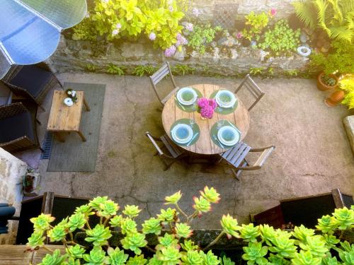 an overhead view of a table and chairs on a patio at Maison de charme d'Ile de France in Chaumontel