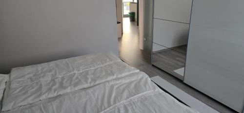 Ένα ή περισσότερα κρεβάτια σε δωμάτιο στο Wohnung Düsseldorf Ratingen nähe Messe Flughafen Uni Essen