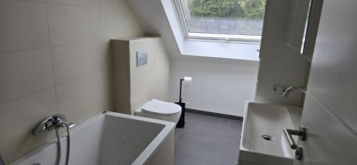 Ένα μπάνιο στο Wohnung Düsseldorf Ratingen nähe Messe Flughafen Uni Essen