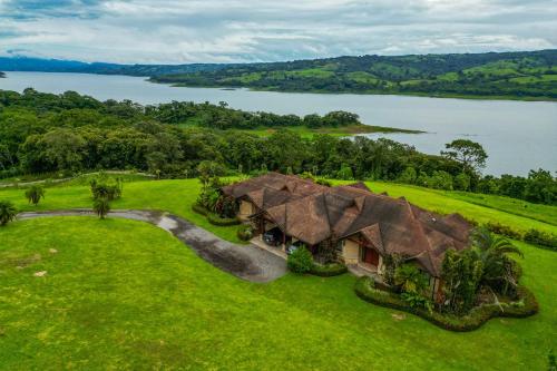 an aerial view of a house with a view of a lake at Casa Shamrock Duplex 1 in Unión