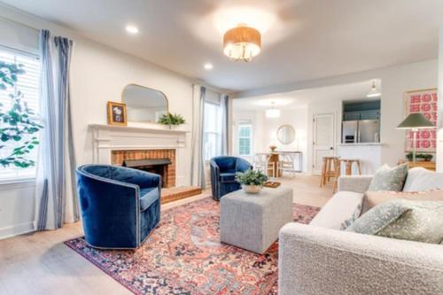 Posezení v ubytování Stylish New 3BR 2.5BA Fire Pit Fence yard