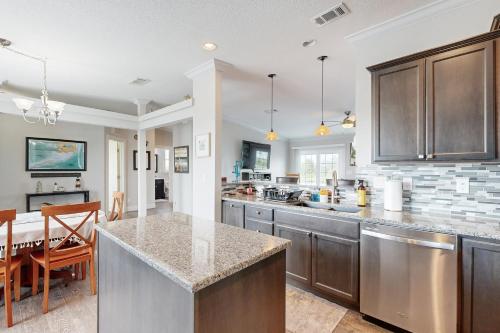 Una cocina o zona de cocina en Salty Air Retreat