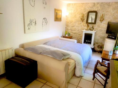 une chambre avec un lit et une télévision dans l'établissement Maison de charme d'Ile de France, à Chaumontel