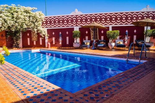 a swimming pool in the middle of a building at Le Petit Riad Maison d'hôtes in Ouarzazate