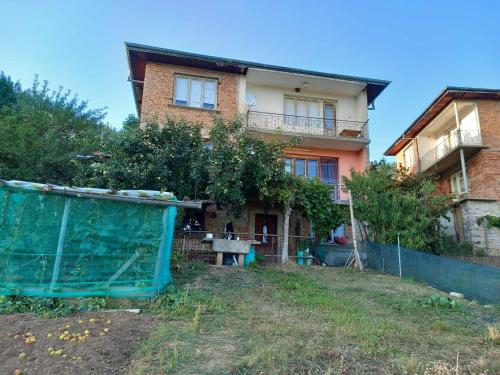 a house with a fence in front of it at Къща за гости -Тони in Beden