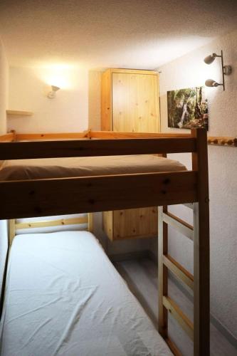 Cette chambre comprend 2 lits superposés et une armoire. dans l'établissement Résidence Le Pouzenc - Studio 6 personnes 1650 MAE-9581, aux Orres