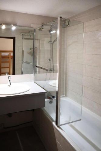 une salle de bain avec une douche, un lavabo et une baignoire dans l'établissement Résidence Le Pouzenc - Studio 6 personnes 1650 MAE-9581, aux Orres