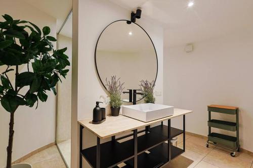 une salle de bain avec un lavabo et un miroir dans l'établissement VILLA SéRéNITé, à Grimaud