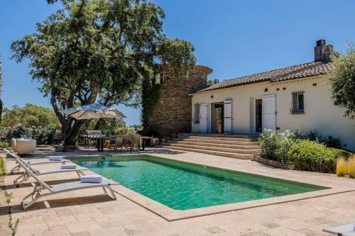 une piscine devant une maison dans l'établissement VILLA SéRéNITé, à Grimaud