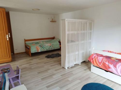 une chambre avec un lit et un placard dans l'établissement Maison entre lac et montagnes, à Saint-Ferréol